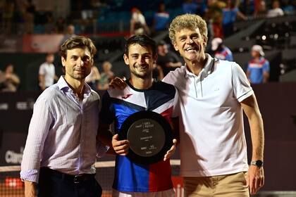 Navone, en febrero del año pasado, tras llegar a la final de Río de Janeiro, durante la premiación con dos estrellas: David Ferrer y Guga Kuerten