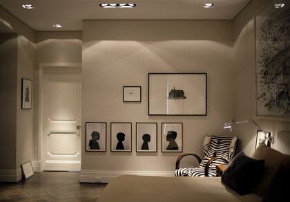 Navone establece afinidades entre sus elecciones: cuelga las obras de manera que dialoguen entre sí.