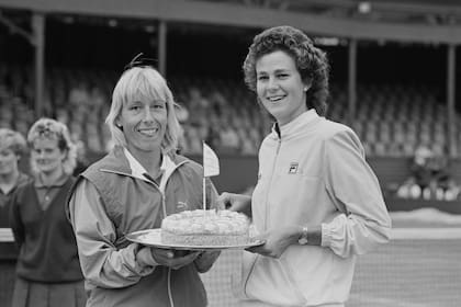 Navratilova y Pam Shriver posan con un pastel para celebrar su victoria número 100 en dobles en el Pilkington Glass Tennis Championships en Devonshire Park en Eastbourne 1985