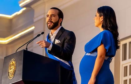 Nayib Bukele junto a su esposa Gabriela, durante el discurso del Día de la Independencia