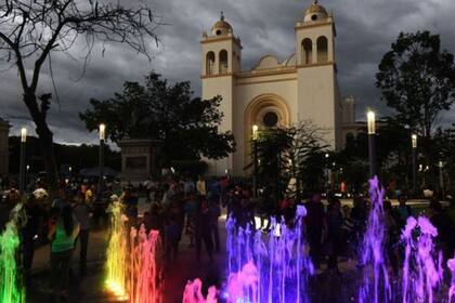 Una de las principales actuaciones de Bukele como alcalde de San Salvador fue el trabajo por la recuperación del centro histórico de la ciudad