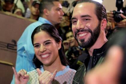 Bukele votó este domingo junto a su esposa, Gabriela Rodríguez, con la que espera su primer hijo