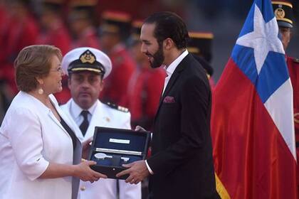 Durante su gestión como alcalde de San Salvador (2015-2018), Bukele entregó las llaves de la ciudad a la entonces presidenta de Chile, Michelle Bachelet, en su visita al país centroamericano