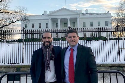 Nayib Bukele y Damián Merlo, frente a La Casa Blanca, en Washington.