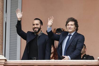 Nayib Bukele y Javier Milei se mostraron en el balcón de la Casa Rosada