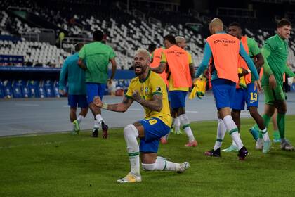 Naymar celebra frente a un público imaginario.