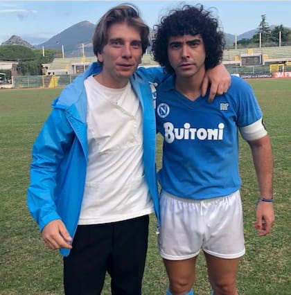 Nazareno Casero como Diego, con la camiseta del Napoli, acompañado por el actor que interpreta a Fernando Signorini, quien fuera su preparador físico