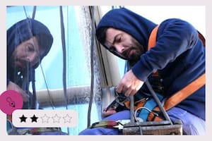 Reflejado: un llamativo retrato de la alienación moderna que sufre por las veleidades de su guion