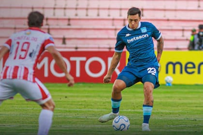 Nazareno Colombo da un pase ante Gustavo Cristaldo