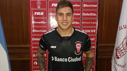 Nazareno Solís hasta se sacó la foto con la camiseta de Huracán