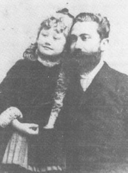 Nazaria, cuando era bebé, junto a su padre