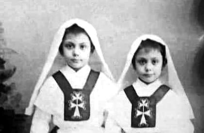 Nazaria, de niña, junto a su hermana melliza, en el día de su comunión