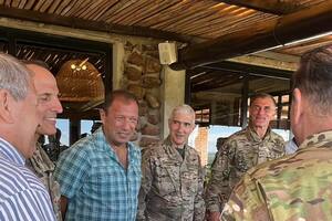 Nazer dialoga con los oficiales a cargo de la Brigada XII. Como empresario siempre colabora con el Ejército