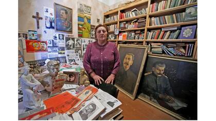 Nazi Stefanishvili, economista jubilada de 73 años, junto a sus recuerdos de Stalin