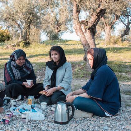 Nazifa y su familia, en plena ceremonia del té