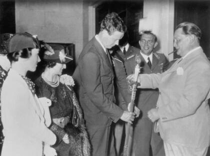 Göring entrega a Lindbergh una distinción por sus servicios al Reich, en 1938