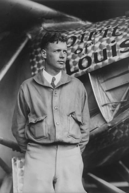 Charles Lindbergh y su avión, un monoplaza bautizado Spirit of Saint Louis, con el que se convirtió en la primera persona en cruzar el Atlántico en solitario, de Nueva York a París, en 33 horas y 30 minutos