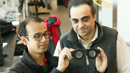 Nazmul Hasan y Carlos Mastrangelo, con un prototipo de sus anteojos