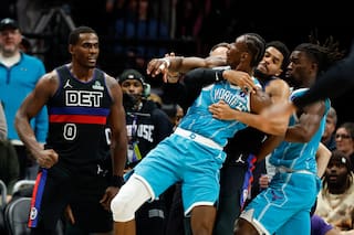 NBA suspende a 4 jugadores por su participación en pelea en partido entre Pistons y Hornets