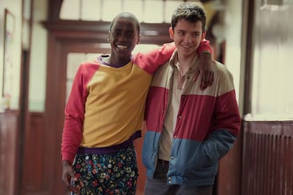 Ncuti Gatwa junto a Asa Butterfield en Sex Education