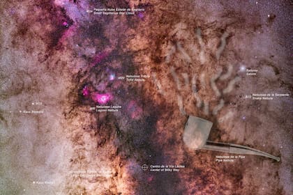 Nebulosa de la Pipa (LDN 1773). Es un complejo de nebulosas oscuras visible en la constelación Ofiuco. Se puede ver a simple vista en las noches de verano; se presenta en el cielo como una gran mancha oscura superpuesta a la Vía Láctea