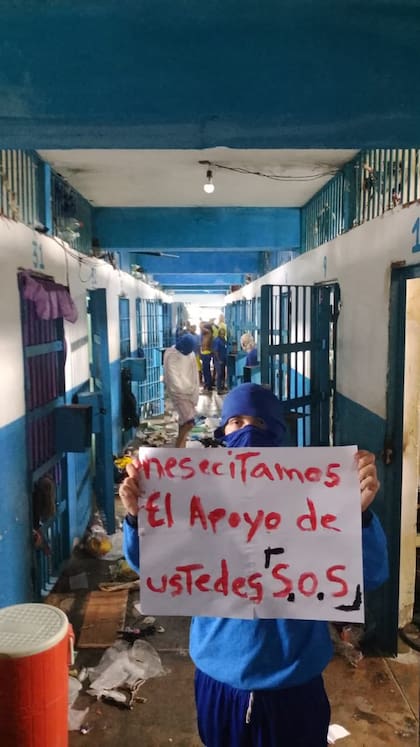 "Necesitamos el apoyo de ustedes", indica un cartel que sostiene una de las personas que se encuentra presa en el Internado Judicial de Barinas