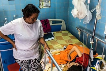 "Necesitas coordinadores de trasplantes, cirujanos especializados que vayan al centro donde se generó ese potencial donante y extraerle esos órganos", continúa. "Pero en Venezuela se cuentan con los dedos".