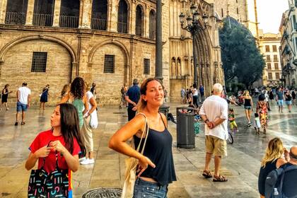 "Necesité despojarme de mis veinte mil cosas y con una mochila y una guitarra emprendí un viaje por cielo y tierra al viejo continente”