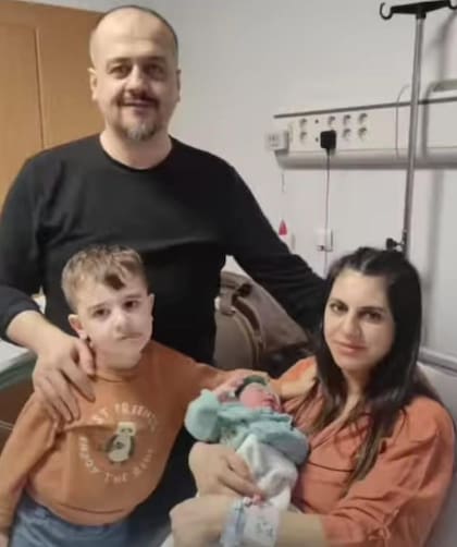 Necla finalmente se reunió con su esposo Irfan y su hijo de tres años, Yigit Kerim.