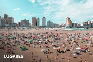 El balneario con 64 km de playas que tiene un médano famoso, buena cocina y programas de aventura