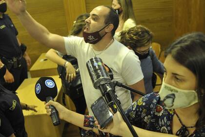 Neder Aguirre, padre de Mateo, grita su indignación por el fallo en la sala de audiencias