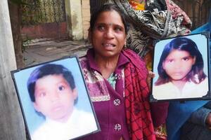 Neetu Kumari con las fotos de sus hijos perdidos.