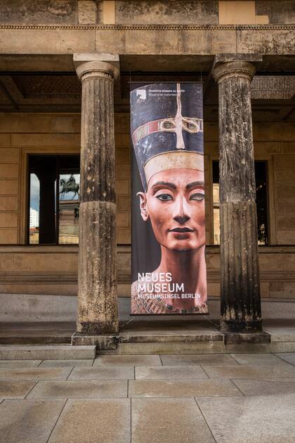 Nefertiti es la gran figura del Neues Museum; Oranienburger Str. con la
sinagoga de fondo.