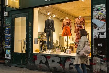 Negocios de ropa y grafitis en Karolinenviertel, ex barrio marginal que devino una zona cool.