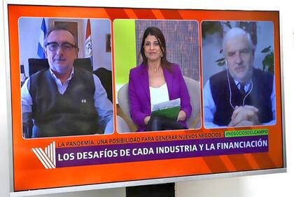 Daniel Costamagna (Ministro de Producción, Ciencia y Tecnología de Santa Fe), Eleonora Cole (LA NACION) y Fernando Vilella (UBA)