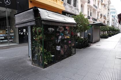 Persianas bajas en la peatonal Florida