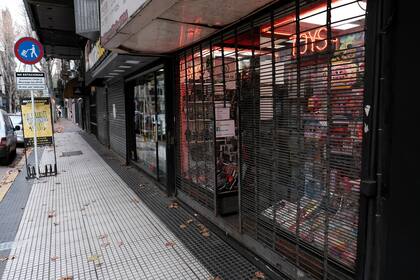 Negocios en Rodriguez Peña en las inmediaciones de la avenida Santa Fe, en Recoleta