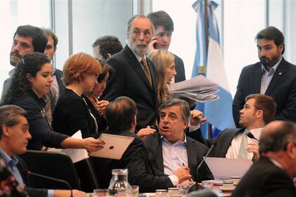 Negri, Massot y Tonelli, en pleno debate en la comisión en la que se aprobó el dictamen