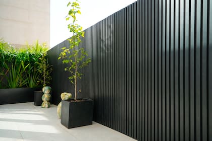 Negro microtexturado para revestir paredes exteriores: la nueva propuesta de Aluar, que amplía su gama de soluciones para la construcción.