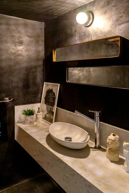 Negro y blanco para un baño con gran presencia de objetos arty