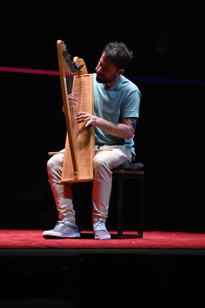 Nehuén Gavlin, arpista y cantante de pura cepa propuso un viaje a través de la música, un momento de gran emoción en el Movistar Arena