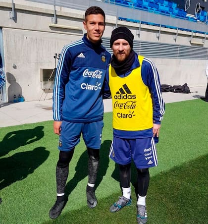 Nehuén Pérez, al igual que Garnacho, también tiene su foto con Lionel Messi 