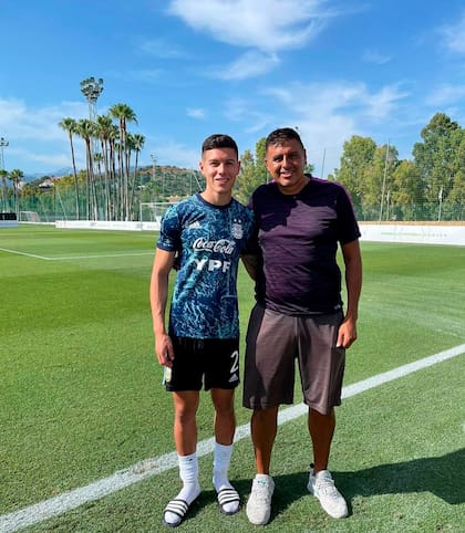 Nehuén Pérez, en el predio de Ezeiza, con su padre, uno de sus ídolos