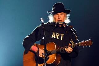 Neil Young cumple su ultimátum y abandona Spotify porque emite un podcast antivacunas