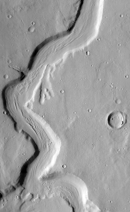 Imagen obtenida por Mars Odyssey, en la que se detectan rastros de canales en la superficie marciana,  en febrero de 2003