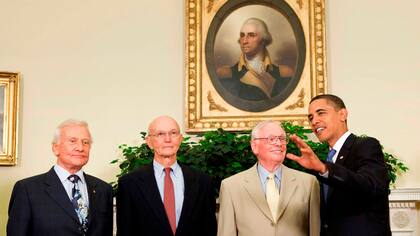 Buzz Aldrin, Michael Collins y Neil Armstrong, junto a Barack Obama, en el Salón Oval, en 2009, 40 años después del alunizaje