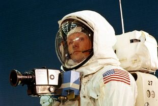 Neil Armstrong, usando una cámara montada durante el entrenamiento antes de la misión lunar del Apolo 11, el 18 de abril de 1969