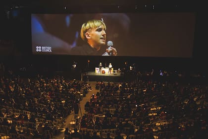 Neil Harbisson, el primer cyborg. La antena que tiene sobre la cabeza le permite al británico atenuar los efectos de arcomatopsia, la enfermedad que le impide percibir más que la escala de grises