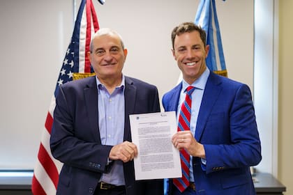 Neil Herrington, de la U.S. Chamber, y Alejandro Díaz, de AmCham Argentina, firmaron hoy el acuerdo en Buenos Aires; Washington considera que asegurar cadenas de suministro alternativas a China es una cuestión de seguridad hemisférica