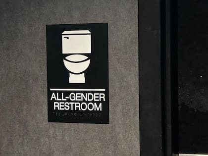 Neiman sostiene que discusiones sobre temas como los baños de género son un "tema inventado" que fue usado con éxito por Trump